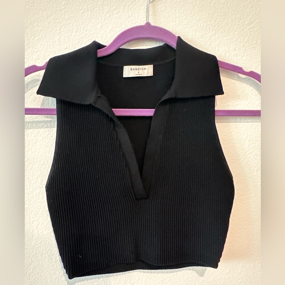 Aritzia Babaton cropped ribbed knit top. Size small, black.
